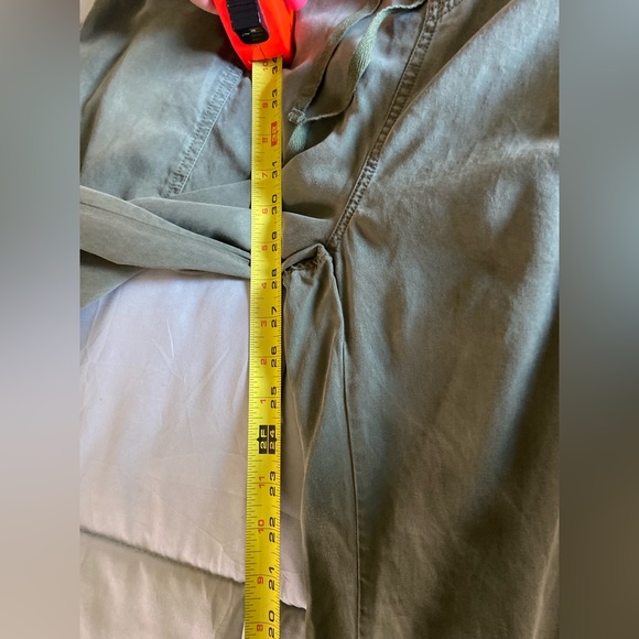 🛑 SOLD 🛑 - Olive Green Jogger Cargo Pants - Picture 10 of 12